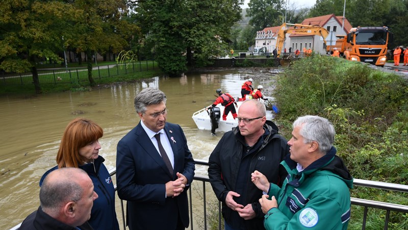 Plenković obišao poplavljeno područje Ogulina; u obranu od poplava ulažu se značajna novčana sredstva